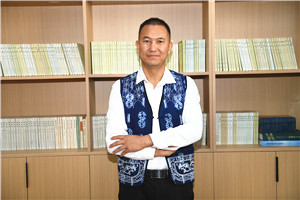 散文獎：《洱海筆記》 作者： 北雁（白族）         獲獎感言我慶幸自己出生在洱海之源。從我們村子后方山脈上發(fā)源的大小溪流河溝，以及離我們村子不遠的茈碧湖、草海、綠蔭塘、鵝墩塘，還有從我們壩子里流過的彌茨河、鳳羽河、彌苴河、海尾河、永安江、羅時江，甚至包括從天空降落的雨水和羅坪山頂融化的雪水，它們的流向都是群山之外波瀾壯闊的洱?！?/></a></dt>
      <dd><a href=