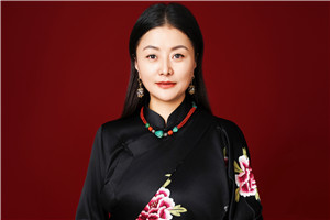 詩歌獎：《留在紙上的心》 作者：那薩（藏族）         獲獎感言非常榮幸獲得駿馬獎，我的內(nèi)心充滿感激。我來自青海省玉樹藏族自治州，出生在通天河流域叫結拉的一個小山村，通天河藏語叫牦牛河，是長江源頭的干流河。我曾經(jīng)在瀾滄江源頭的縣城雜多縣工作了八年。又到黃河源頭，在小小的敬水池里喝了三口水?？梢哉f我是被長江、黃河、瀾滄江的水養(yǎng)育的一個寫作者……