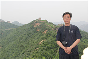 報告文學獎：《靜靜的鴨綠江》 作者：周建新（滿族）         獲獎感言獎是授予我的，更是授予英烈們的，只不過我獲得了機會。每一次采訪，講述者都能讓我身臨其境，感受孫景坤老英雄高尚的一生。我沒有理由不蘸血為墨，書寫英雄，書寫“七一”勛章獲得者、深藏功名七十載的老英雄孫景坤。