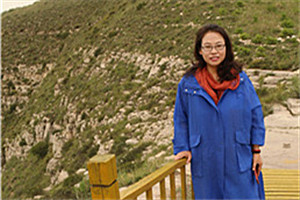 報告文學獎：《讓世界看見》  作者：牛海坤（蒙古族）         獲獎感言在創(chuàng)作的過程中，我不停地走近不同的人群，與農(nóng)牧民、殘疾人、非遺傳承人、駐村干部等等深入交談，認真傾聽他們內(nèi)心深處的渴望。我要感謝這些勇敢昂揚的人們，是他們用自己的行動詮釋了時代，也詮釋了生命的力量和價值。