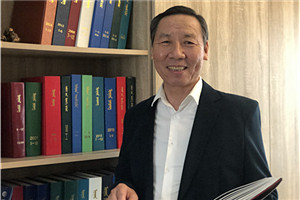 中短篇小說獎：《藍天戈壁》（中篇小說集）  作者：阿尤爾扎納（蒙古族）         獲獎感言在這世上，唯有以愛為根基，方可泰康，終得圓滿。生活不可缺少愛的慈潤。唯有愛能柔化一切，彌補裂痕，使人們得以和睦共存，共享安康。我一直致力于在作品中突顯愛與被愛、寬恕與被寬恕之重要性，通過自己的作品播撒人間大愛，為跌倒之人予以牽挽架扶，為痛哭之人予以擦拭眼淚，便是我的夙愿。