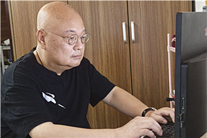 中短篇小說獎：《上嶺戀人》  作者：凡一平（壯族）         獲獎感言上嶺，是我近些年文學創(chuàng)作的地理標識，也是現(xiàn)實生活的真實存在。從桂北都安瑤族自治縣縣城往東十三公里，再沿紅水河順流而下四十公里，在二級公路的對岸，有被青山和竹林環(huán)抱的村莊，就是上嶺。它是我生命中最親切的土地，或搖籃。上嶺有著不多的人口，卻生生長流，他們渺小但卻堅韌，又像魚群一樣抱團、歡樂。已經(jīng)死去和還活著的，都是我的父老鄉(xiāng)親。