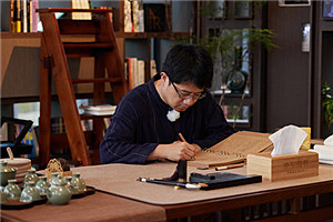 長篇小說獎：《大醫(yī)》作者：馬伯庸（滿族）         獲獎感言在調研和創(chuàng)作過程中，隨著我深入了解中國近代醫(yī)學史，不斷被當年的大醫(yī)們所感動。其中有太多可歌可泣的人物、驚心動魄的故事以及救國救民的仁愛精神，放到今日，仍不過時。當年他們在亂世之中的艱辛與堅持，實在應該讓現(xiàn)在的公眾了解。而讓他們了解的最好方式，就是通過文藝作品來表現(xiàn)，只有寫出這種精神的繼承性與時代性，歷史小說的質感才能凸顯出來。