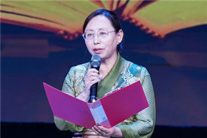 長篇小說獎：《在高原》  作者：尼瑪潘多（藏族）         獲獎感言文學創(chuàng)作不是我的職業(yè)，是我選擇的一條精神之路，它給予我的心理安寧和精神豐盈感，讓我心生感恩。今天，《在高原》這本書里呈現(xiàn)的故事、思考和探索得到評委們的肯定，給我的鞭策和鼓舞是巨大的，讓我對走好今后的文學創(chuàng)作之路充滿了信心……