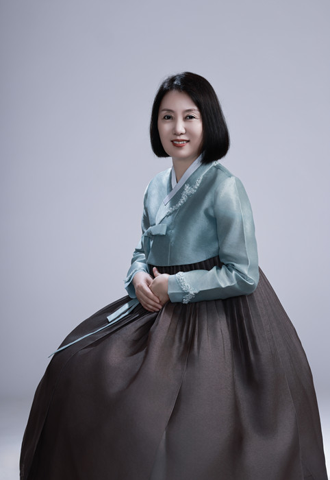 鄭風(fēng)淑，朝鮮族，1969年生。吉林省延邊朝鮮族自治州人大常委會副秘書長。出版報告文學(xué)《金達萊映紅山崗》，翻譯出版長篇小說《南大川》、配圖詩歌集《中國朝鮮族民俗圖》等。曾獲《民族文學(xué)》獎翻譯獎。