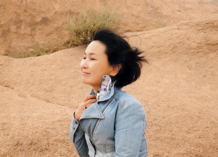 朵日娜，蒙古族，1971年生，內(nèi)蒙古赤峰市克什克騰旗人。內(nèi)蒙古赤峰市民族事務(wù)委員會(huì)副譯審，內(nèi)蒙古自治區(qū)翻譯家協(xié)會(huì)副主席。出版譯著《阿拉善風(fēng)云》（又名《遙遠(yuǎn)的大漠》）《斷裂》《飲馬井》《我給記憶命名》等。曾獲《民族文學(xué)》獎(jiǎng)，內(nèi)蒙古自治區(qū)索龍嘎文學(xué)獎(jiǎng)等。