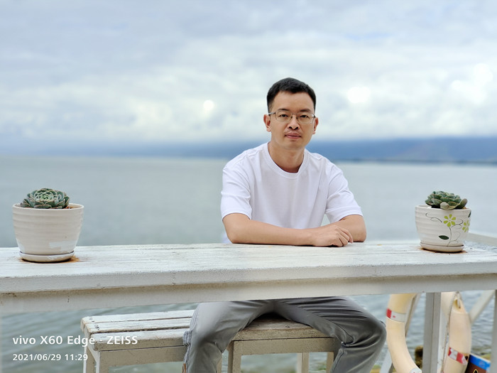 向迅，土家族，1984年生，湖北建始人?！队昊ā冯s志編輯。著有小說集《七月晚餐：南方幻想故事集》，散文集《聲音博物館》等。曾獲豐子愷散文獎、孫犁散文獎、江蘇紫金山文學(xué)獎等。