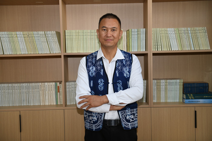 北雁，本名王燦鑫，白族，1982年生，云南洱源人。云南省大理州教育體育局高級教師。出版長篇小說《趕在太陽落山以前》等。曾獲云南文學(xué)藝術(shù)獎。