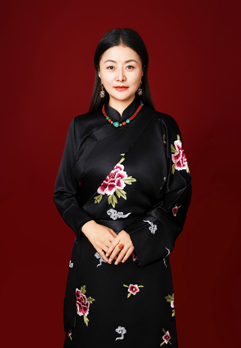 那薩，本名索樣，藏族，1977年生，青海玉樹人。曾供職于青海省玉樹州雜多縣阿多鄉(xiāng)政府。出版詩集《一株草的加持》等。