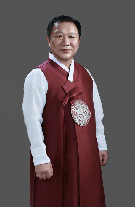 金榮健，朝鮮族，1963年生。曾任延邊人民出版社《文化時代》編輯部主編。出版詩集《晨山問候》《至水微瀾》《留在空位置的理由》等。曾獲吉林省長白山文藝獎、吉林省電視丹頂鶴獎最優(yōu)秀導演獎、全國少數(shù)民族廣播電視節(jié)目最優(yōu)秀導演獎等，被評為全國百佳電視藝術(shù)工作者。編劇及總策劃的舞劇《阿里郎花》獲中國少數(shù)民族舞蹈大賽金獎。