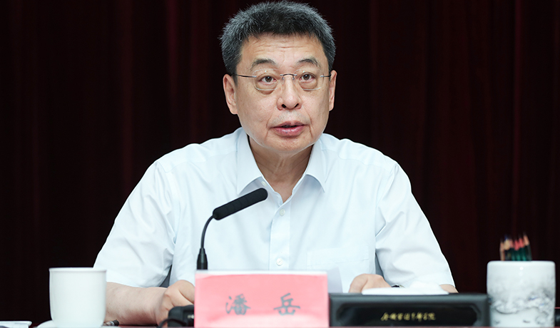 7月20日，評委會名譽主任潘岳在第一次全體會上講話