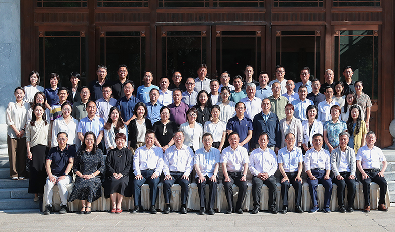 7月20日，第十三屆全國少數(shù)民族文學創(chuàng)作駿馬獎全體評委合影