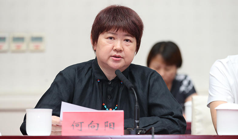 7月31日，評獎辦公室主任何向陽報告初選名單公示情況