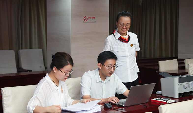 7月31日，工作人員在紀律監(jiān)察組和公證員的監(jiān)督下統(tǒng)計選票