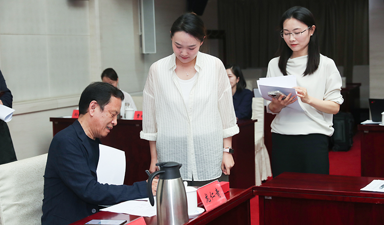 7月31日，評獎委員會主任李敬澤檢查選票統(tǒng)計情況并簽字
