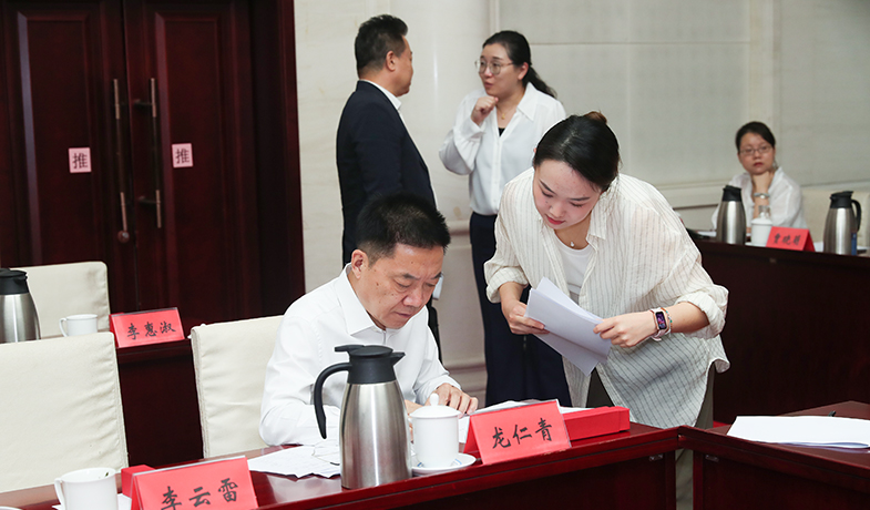 7月31日，紀律監(jiān)察組組長胡邦勝檢查選票統(tǒng)計情況并簽字