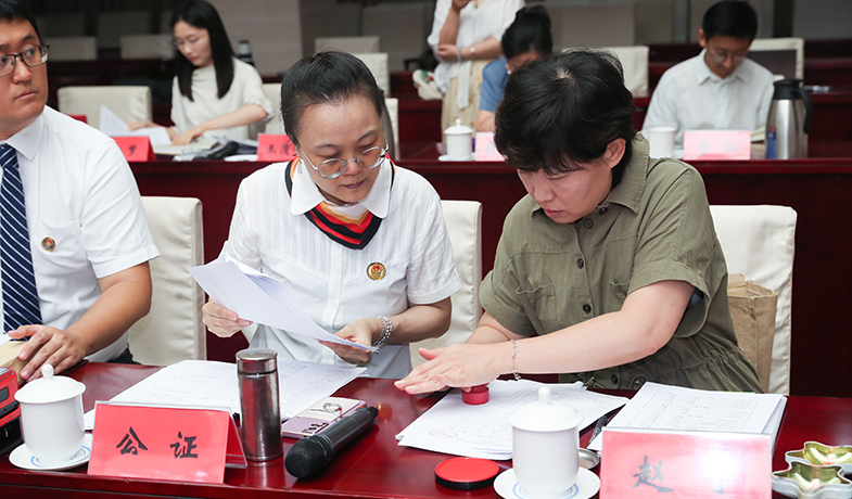 7月31日，紀律監(jiān)察組和公證處人員在選票結果上蓋章