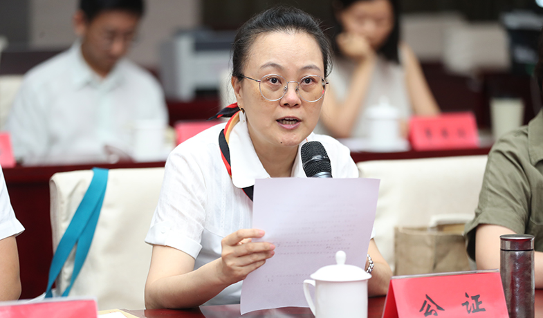 7月31日，公證員宣讀公證詞