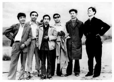 路遙（左四）與賈平凹（左三）、陳忠實(shí)（右一）等人合影，三人被稱為陜西文學(xué)界的“三駕馬車”。資料圖片
