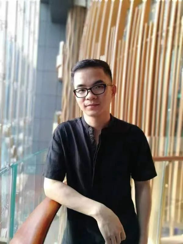 唐詩(shī)人，中國(guó)作家協(xié)會(huì)會(huì)員，廣州市文藝評(píng)論家協(xié)會(huì)理事、暨南大學(xué)文學(xué)院副教授