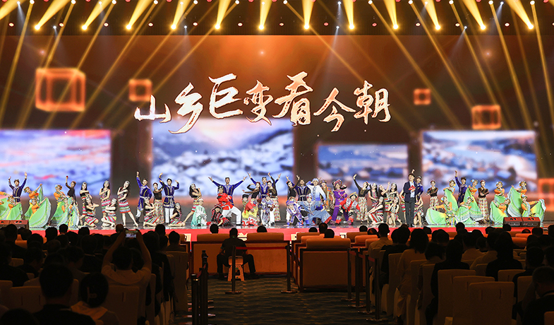 11月16日，在“2024中國文學盛典·駿馬獎之夜”上的文藝表演：情景舞蹈《山鄉(xiāng)巨變看今朝》