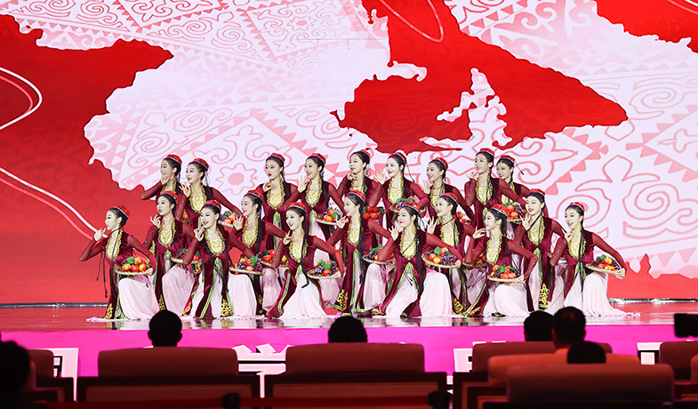 11月16日，在“2024中國文學盛典·駿馬獎之夜”上的文藝表演：新疆民歌《青春舞曲》。