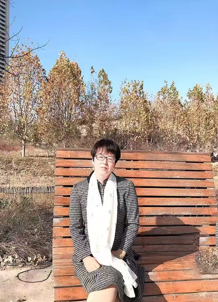 紅精靈，原名杜書紅。曾用名杜潔，舒鴻。有詩歌散見于《作品》《詩選刊》《滇池》《散文詩》《躬耕》《鄭州日報》等。寫作是一種修行，詩歌是靈魂的舞者。  