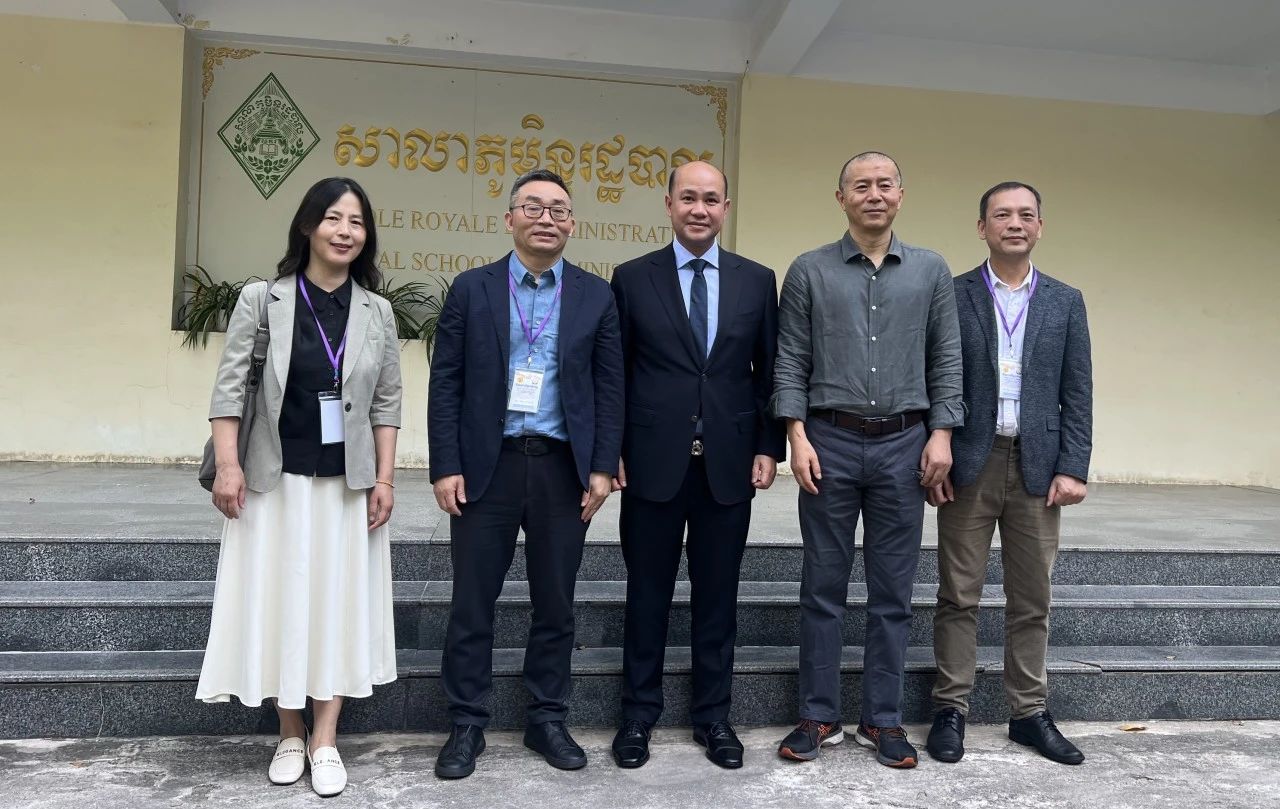 柬埔寨副首相洪瑪尼會(huì)見中國(guó)作家代表團(tuán)（左起：付秀瑩、東西、洪瑪尼、畢飛宇、李約熱）