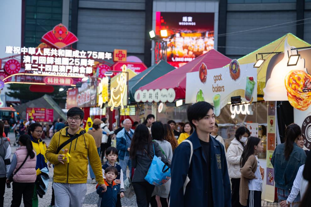 11月24日，市民在第二十四屆澳門美食節(jié)游玩。新華社發(fā)（張金加攝）