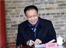 陳曉明：一部“險(xiǎn)象環(huán)生”與“從容不迫”并存的小說小說有一種故事的曲折傳奇、峰回路轉(zhuǎn)…… [詳細(xì)]