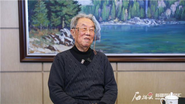 王蒙接受專訪。天山網(wǎng)-新疆日報記者 銀璐攝