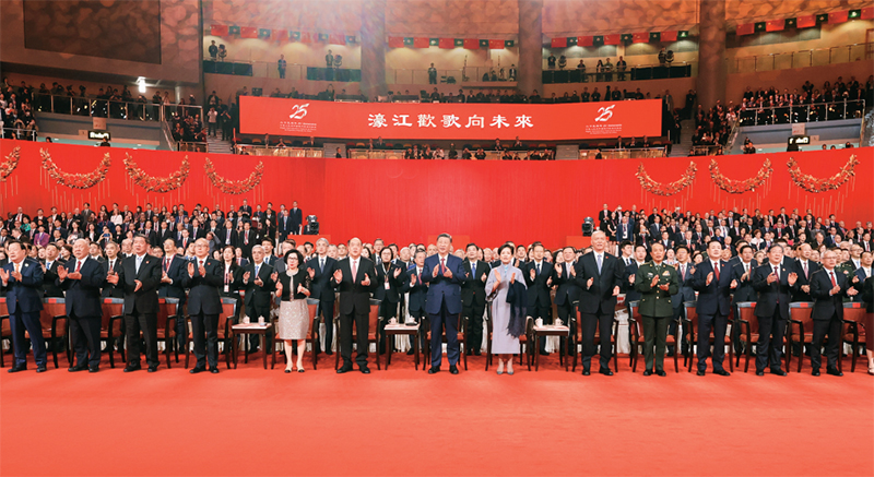 2024年12月19日晚，慶祝澳門回歸祖國25周年文藝晚會(huì)在澳門東亞運(yùn)動(dòng)會(huì)體育館舉行。中共中央總書記、國家主席、中央軍委主席習(xí)近平觀看演出。晚會(huì)最后，習(xí)近平同全場觀眾一起高唱《歌唱祖國》。 新華社記者 丁林/攝