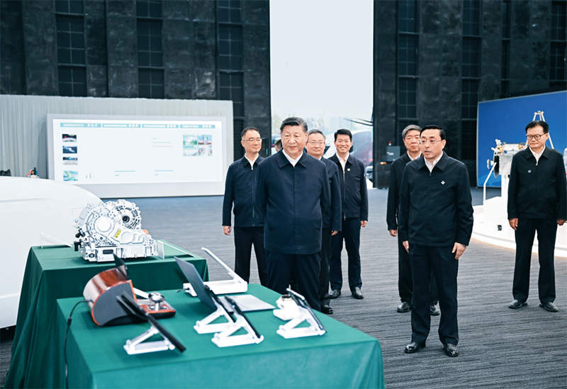 2024年10月17日至18日，中共中央總書記、國家主席、中央軍委主席習(xí)近平在安徽考察。這是17日下午，習(xí)近平在合肥濱湖科學(xué)城察看安徽省重大科技創(chuàng)新成果集中展示。 新華社記者 謝環(huán)馳/攝