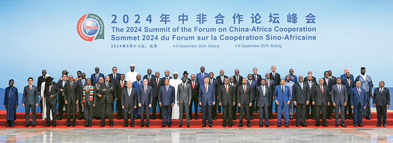 2024年9月5日上午，國家主席習(xí)近平在北京人民大會(huì)堂出席中非合作論壇北京峰會(huì)開幕式并發(fā)表主旨講話。這是開幕式前，習(xí)近平同出席峰會(huì)的外方領(lǐng)導(dǎo)人集體合影。 新華社記者 饒愛民/攝