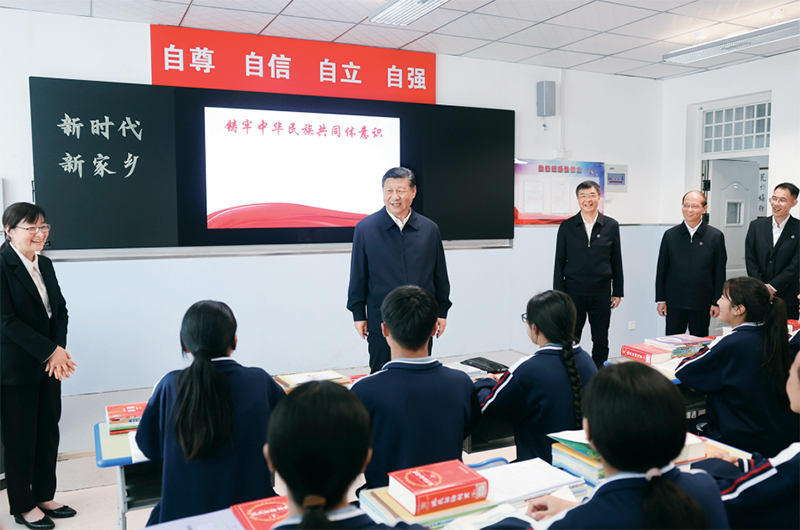 2024年6月18日至19日，中共中央總書記、國家主席、中央軍委主席習(xí)近平在青?？疾?。這是18日下午，習(xí)近平在果洛西寧民族中學(xué)高一（1）班觀摩“新時(shí)代、新家鄉(xiāng)”主題思政課。 新華社記者 鞠鵬/攝