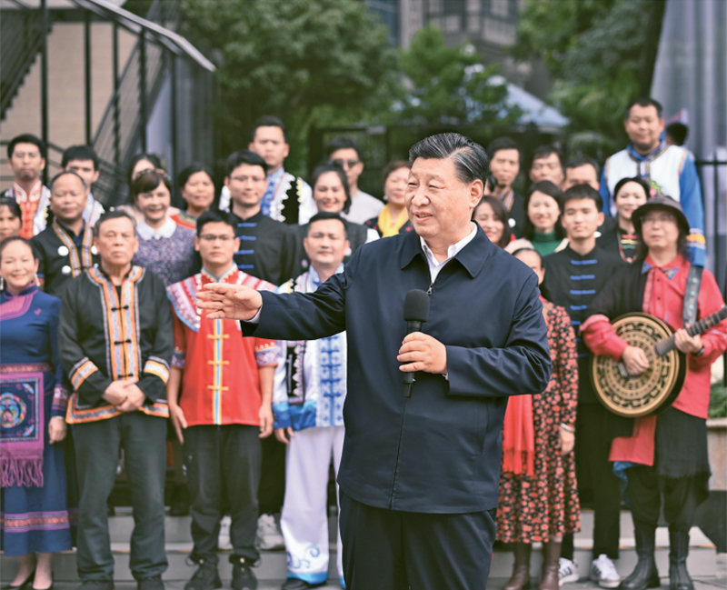 2023年12月14日至15日，中共中央總書記、國家主席、中央軍委主席習(xí)近平在廣西考察。這是14日上午，習(xí)近平在南寧市良慶區(qū)蟠龍社區(qū)考察時(shí)，同社區(qū)各族群眾親切交流。 新華社記者 燕雁/攝