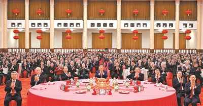 1月27日，中共中央、國(guó)務(wù)院在北京人民大會(huì)堂舉行2025年春節(jié)團(tuán)拜會(huì)。黨和國(guó)家領(lǐng)導(dǎo)人習(xí)近平、李強(qiáng)、趙樂際、王滬寧、蔡奇、丁薛祥、李希、韓正等同首都各界人士歡聚一堂、共迎佳節(jié)。新華社記者??謝環(huán)馳攝