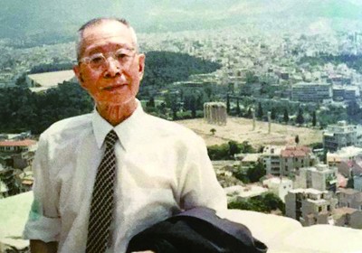 1986年，羅念生在雅典衛(wèi)城上