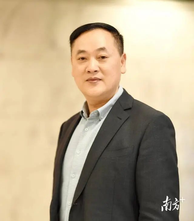 謝有順，男，漢族，1972年7月生，福建長汀人。先后畢業(yè)于福建師大和復旦大學中文系，獲文學博士學位。曾任廣東省作家協(xié)會創(chuàng)作研究部副主任、一級作家，2006年起任中山大學中文系教授、博士生導師。  先后入選中宣部文化名家暨“四個一批”人才、國務院特殊津貼專家、教育部“長江學者”特聘教授等。兼任中國作家協(xié)會文學理論批評委員會副主任、中國小說學會副會長。  主要從事中國當代文學和文化研究。在《文學評論》等刊發(fā)表學術(shù)論文三百多篇，其中十幾篇論文被《新華文摘》全文轉(zhuǎn)載。著有《成為小說家》《散文中的心事》《文學的深意》等著作二十幾部，主編《中國當代作家論》等叢書多套。主持多個國家社科基金項目。曾獲馮牧文學獎、中國文聯(lián)“啄木鳥杯”優(yōu)秀論著獎、莊重文文學獎等多個獎項。