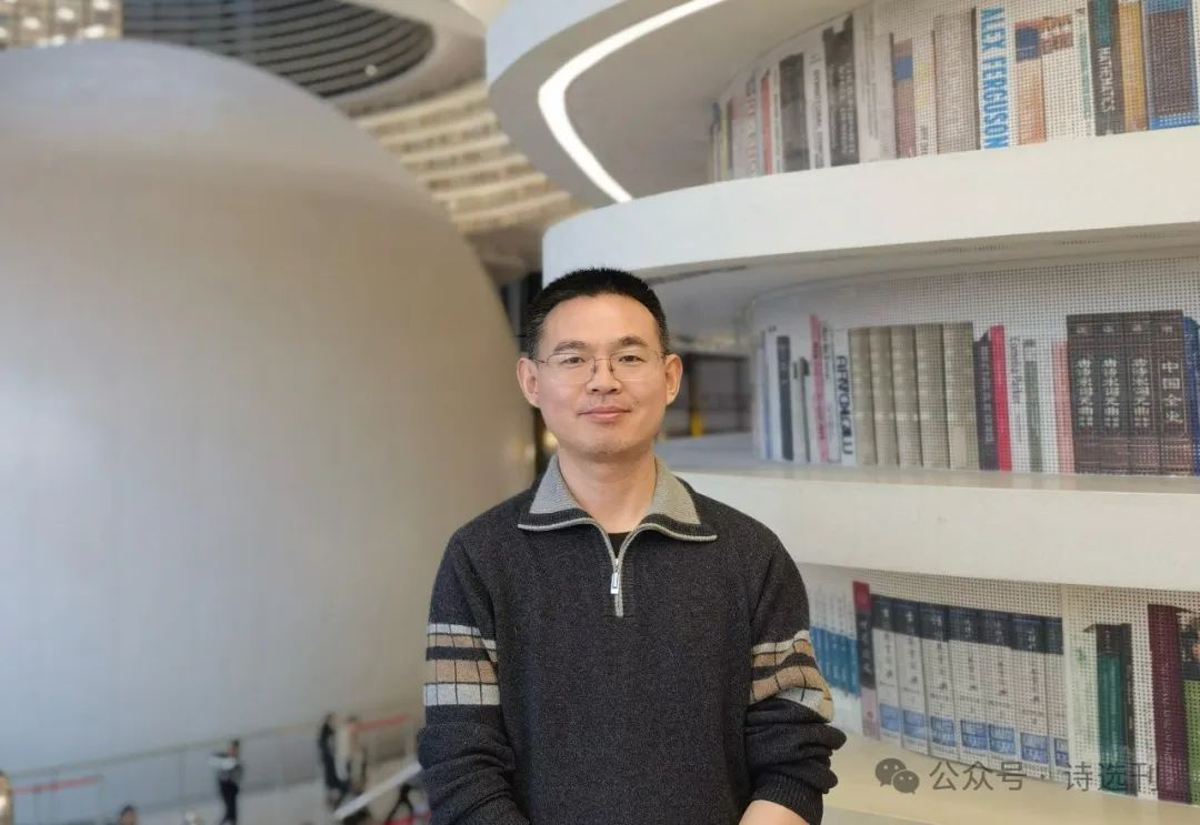 宋煜，本名宋立理，河北隆堯人，中國作家協(xié)會會員、河北省作家協(xié)會會員。曾出版長篇小說《穿越玫瑰》，詩歌散見于《詩刊》《星星》《揚(yáng)子江詩刊》《詩選刊》等刊物，曾入選河北文學(xué)排行榜·詩歌榜。