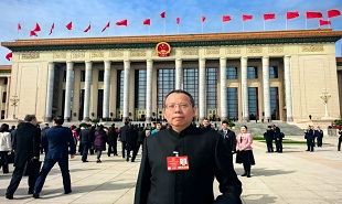 全國人大代表，貴州省文聯(lián)主席、省作協(xié)主席歐陽黔森