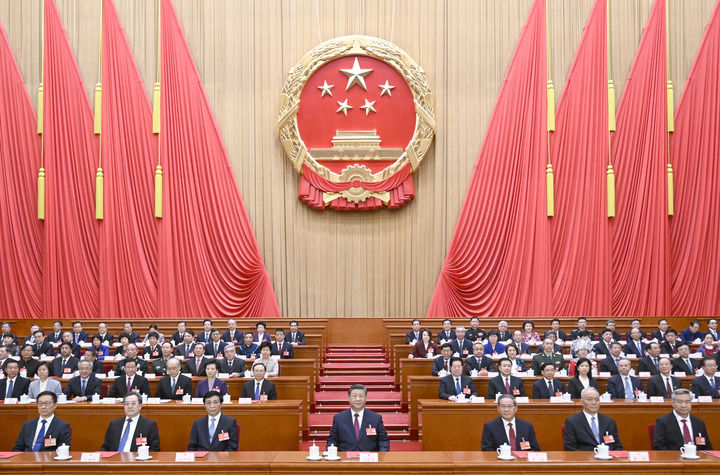 3月11日下午，第十四屆全國(guó)人民代表大會(huì)第三次會(huì)議在北京人民大會(huì)堂閉幕。黨和國(guó)家領(lǐng)導(dǎo)人習(xí)近平、李強(qiáng)、王滬寧、蔡奇、丁薛祥、李希、韓正等在主席臺(tái)就座。新華社記者 李學(xué)仁 攝