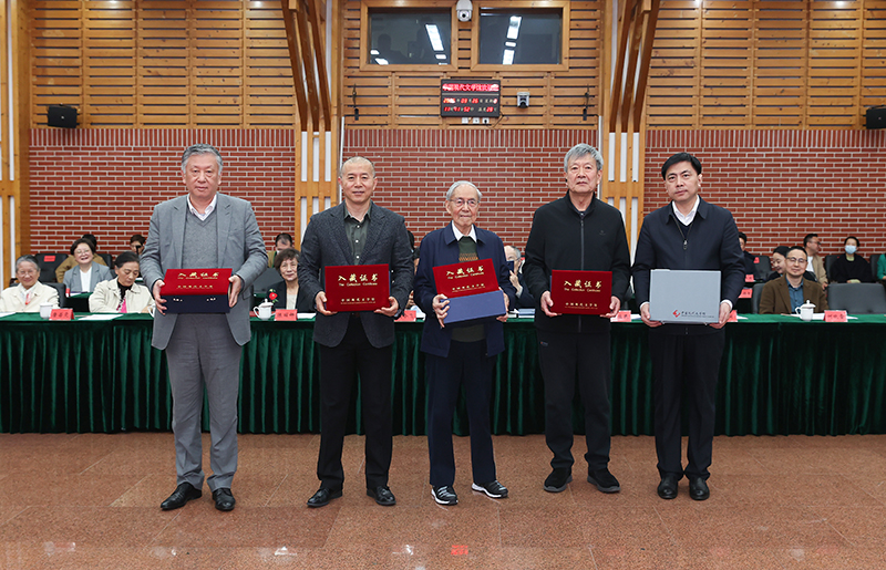 束沛德、畢飛宇、孫甘露、阿英長孫錢榮毅向中國現(xiàn)代文學(xué)館捐贈珍貴文獻，王軍接受捐贈