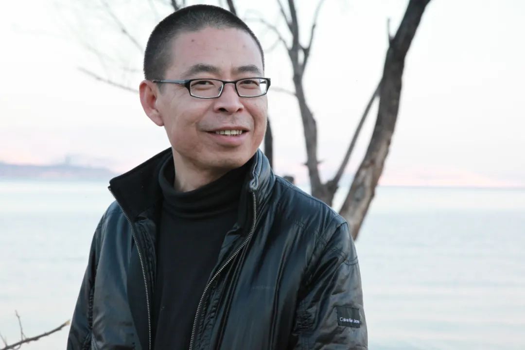 李亞偉，1963年出生于重慶市酉陽縣。創(chuàng)作過《男人的詩》《醉酒的詩》《空虛的詩》《航海志》《野馬與塵?！贰逗游髯呃仁闱椤返乳L詩和組詩，出版有詩集《豪豬的詩篇》《紅色歲月》《酒中的窗戶》《我在雙魚座上給你寫信》以及文論集《詩歌與先鋒》、文化隨筆《人間宋詞》等；獲第四屆華語文學(xué)傳媒2005年度詩人獎、第一屆魯迅文化獎年度詩歌獎、首屆屈原詩歌金獎等。