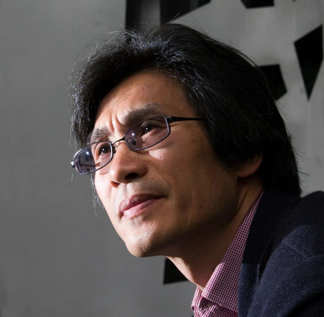 樹才，原名陳樹才。詩人、翻譯家。浙江寧波人?，F(xiàn)供職于中國社會科學(xué)院外國文學(xué)研究所。已出版詩集、譯詩集二十余部。曾獲“徐志摩詩歌獎”、“李叔同國際詩歌獎”等。2008年獲法國政府頒發(fā)的“教育騎士”勛章，2023年又獲“藝術(shù)和文學(xué)騎士”勛章。