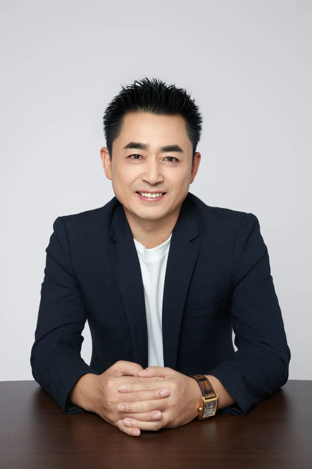 王峰，中國作家協(xié)會會員，中國詩歌學(xué)會會員?，F(xiàn)為波音客機資深機長。曾獲第六屆泰山文藝獎，第二屆艾青詩歌獎。詩作發(fā)表于《人民文學(xué)》《詩刊》《十月》《作品》《詩歌月刊》《星星》《草堂》《鐘山》。出版詩集《三萬英尺》《睡在溪邊的魚》《天際線》《下垂的時間》。