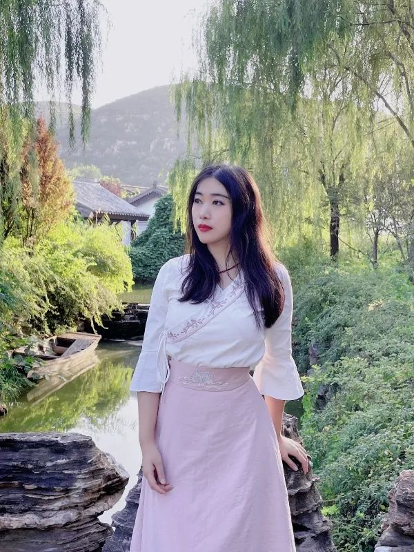 楊碧薇，中央民族大學(xué)文學(xué)博士，北京大學(xué)藝術(shù)學(xué)博士后。中國作家協(xié)會會員，中國文藝評論家協(xié)會會員。學(xué)術(shù)研究涉及文學(xué)、搖滾、民謠、電影、攝影、裝置等。出版《下南洋》《去火星旅行》等詩集、散文集、學(xué)術(shù)批評集等多部。主講個人網(wǎng)課《由淺入深讀懂漢語新詩》入駐騰訊視頻。