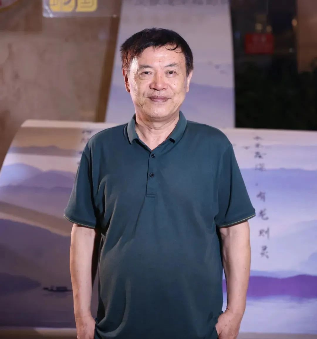 陸健，中國傳媒大學(xué)教授，中國詩歌學(xué)會常務(wù)理事。20世紀(jì)80年代初開始發(fā)表作品，先后創(chuàng)作發(fā)表詩歌、散文、評論等作品近千件，出版《窗戶嘹亮的聲音》《名城之門》等詩集與文藝評論集近30部，逐步形成了“紀(jì)實性詩歌”的寫作風(fēng)格。