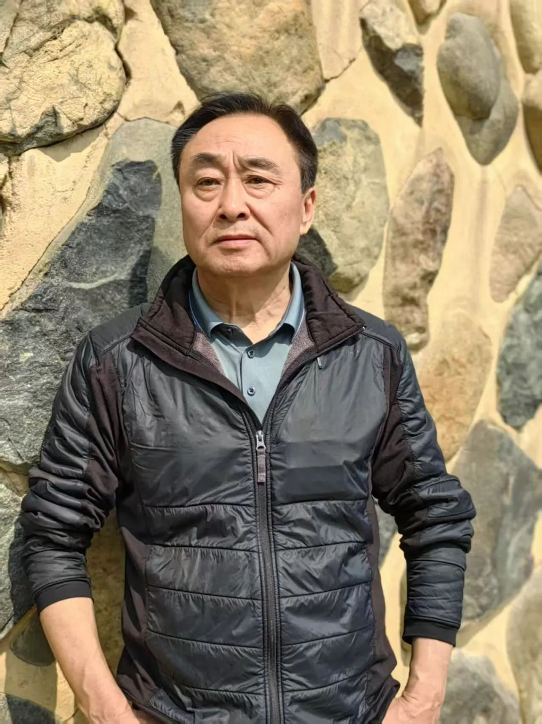 王學(xué)芯，出生在北京，長在無錫。中國作家協(xié)會會員，中國詩歌學(xué)會理事。參加第十屆青春詩會。獲郭沫若詩歌獎、十月文學(xué)獎、鍾山文學(xué)獎、《作家》第三屆詩歌獎、《星星》詩歌獎、紫金山文學(xué)獎、中國第五屆長詩獎，部分詩歌譯介國外。出版《雙唇》《這里那里》《天上的草原》《飛塵》《遷變》《老人院》《光域里》等15部詩集。