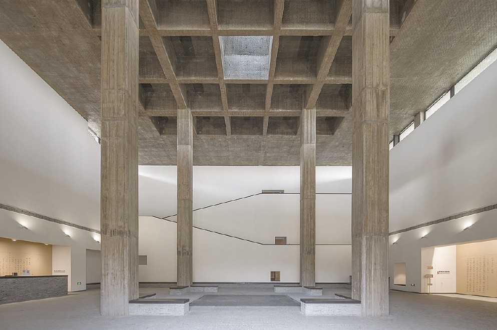 在蘇州御窯金磚博物館中，劉家琨致力于采用當(dāng)代材料與空間布局而營(yíng)造出古典園林的空間體驗(yàn)。（攝影：存在建筑）